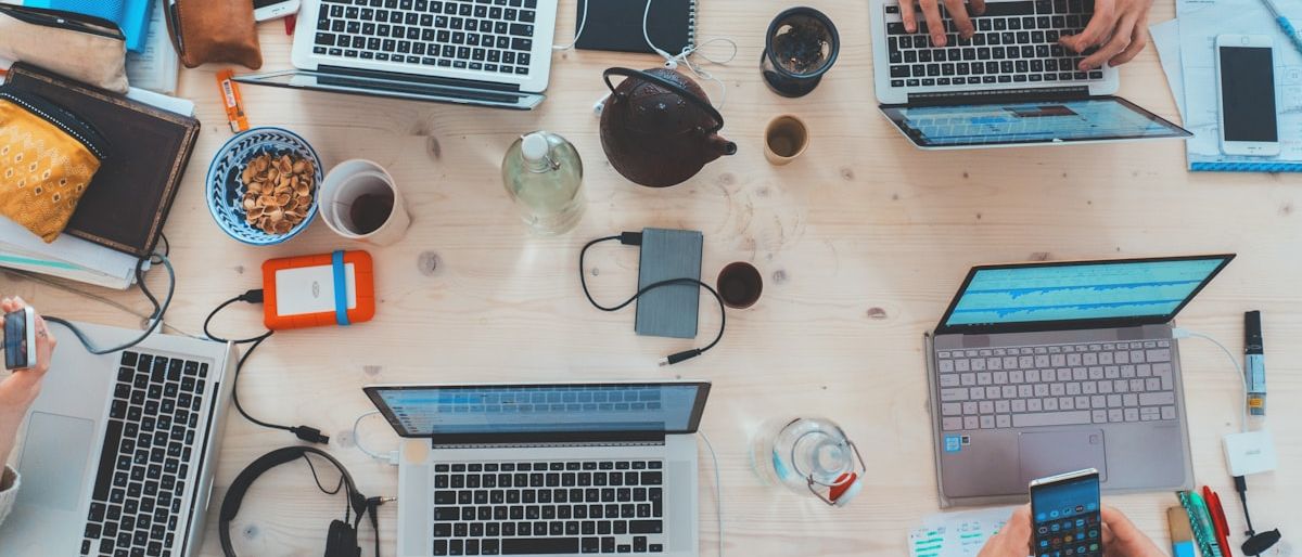 Team arbeitet gemeinsam an Laptops in einem modernen Büro